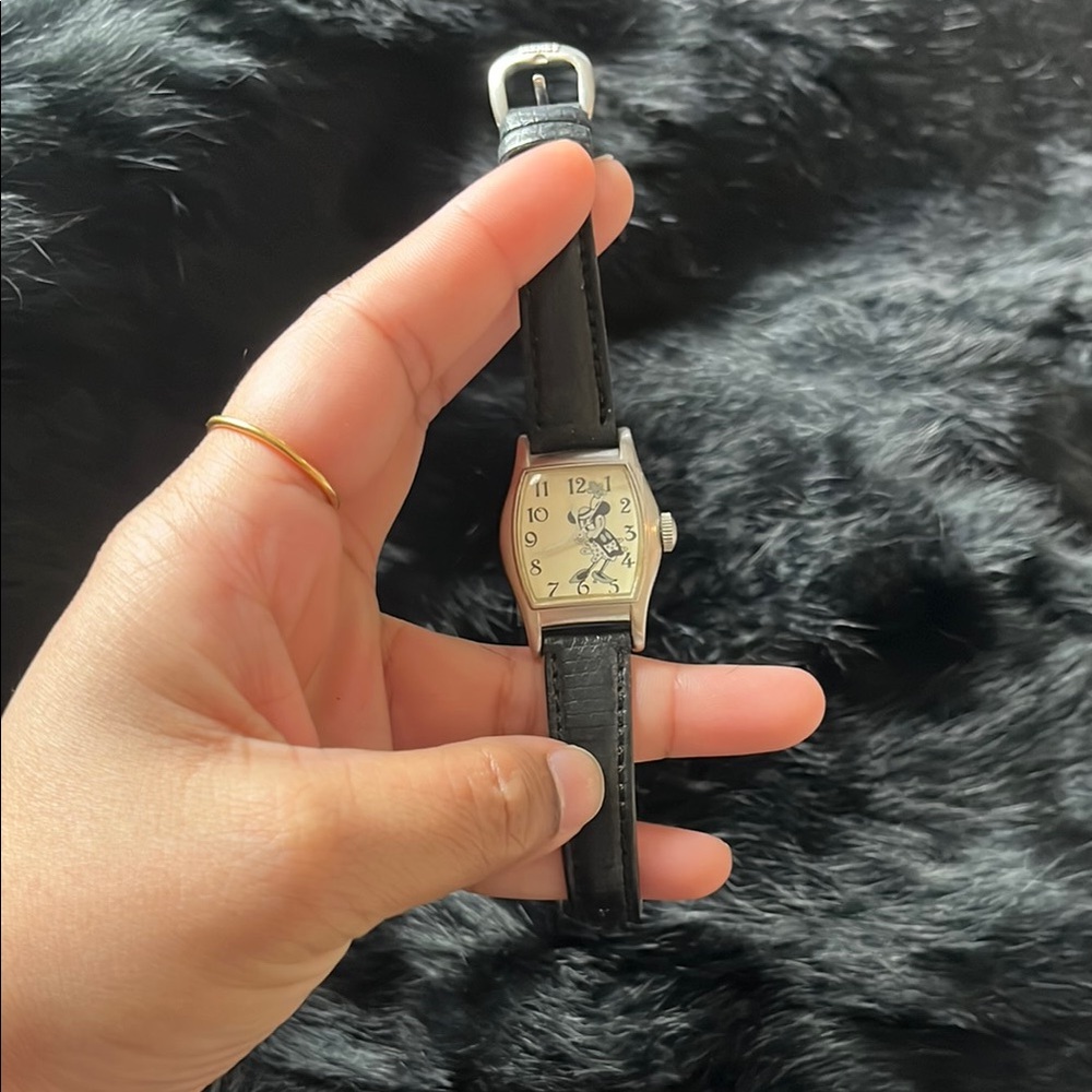 Limited Edition 70th anniversary Minnie Mouse Watch. Battery needs replacement